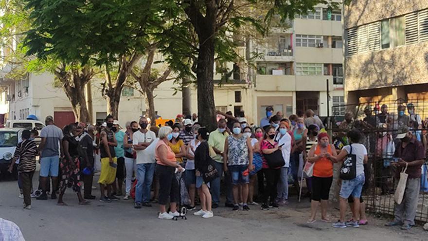 Filas de cubanos para comprar papa en el parque Trillo. (14ymedio) 