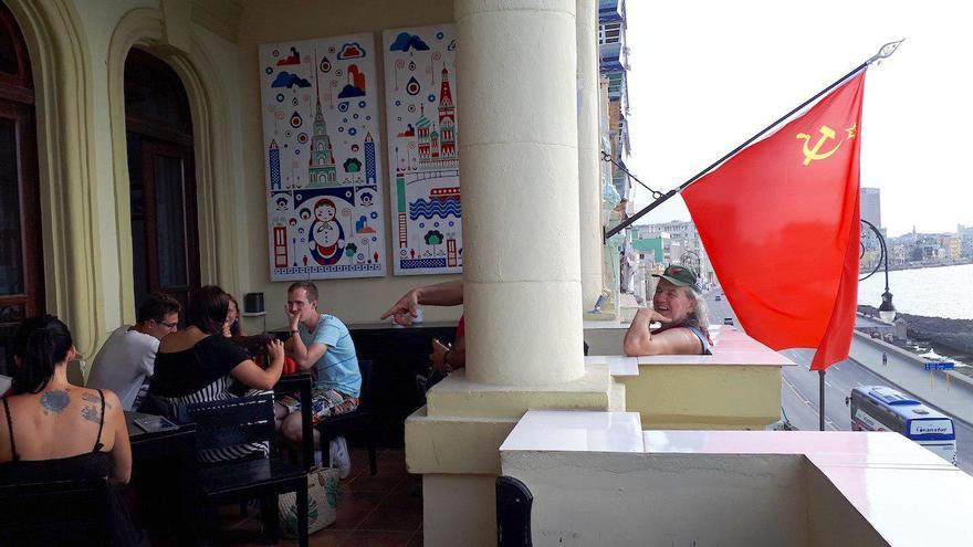 La bandera roja de la hoz y el martillo ondea sobre el malecón de La Habana. (14ymedio)