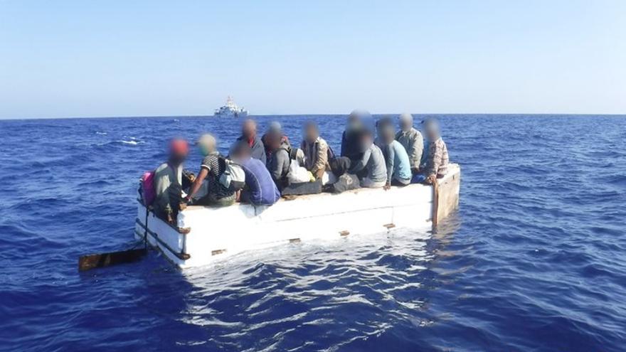 Fotografía cedida por la Guardia Costera estadounidense donde se muestra a los 17 migrantes cubanos el pasado 18 de marzo a unas 54 millas de Key West. (EFE/Guardia Costera )