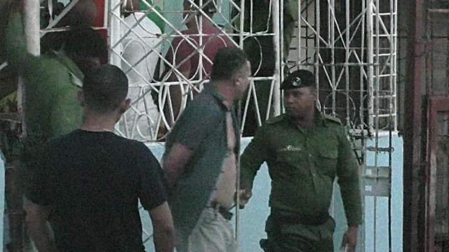 Fotografía del momento del arresto de José Daniel Ferrer publicada por la Seguridad del Estado y difundida por las redes sociales.