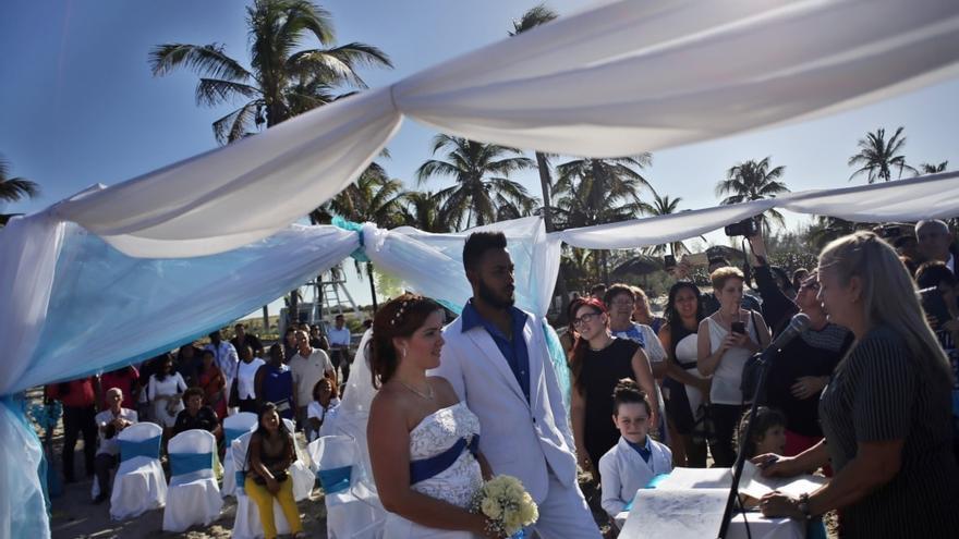 Fotografía del 11 de febrero de 2017, durante un matrimonio en la playa de Tarará, en La Habana. (EFE)