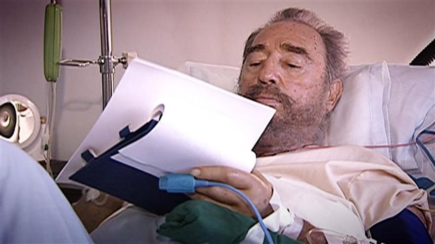 Fidel Castro firmando su renuncia provisional en julio de 2006 desde la cama de un hospital. (Fotograma/Roberto Chile/Radio-Canada)