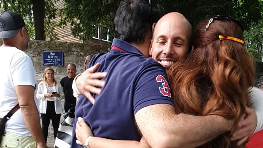 Fotos del activista abrazándose a amigos y conocidos que llegaron hasta el lugar recorrieron las redes sociales, junto a frases de apoyo al sacrificio del huelguista. (Facebook)