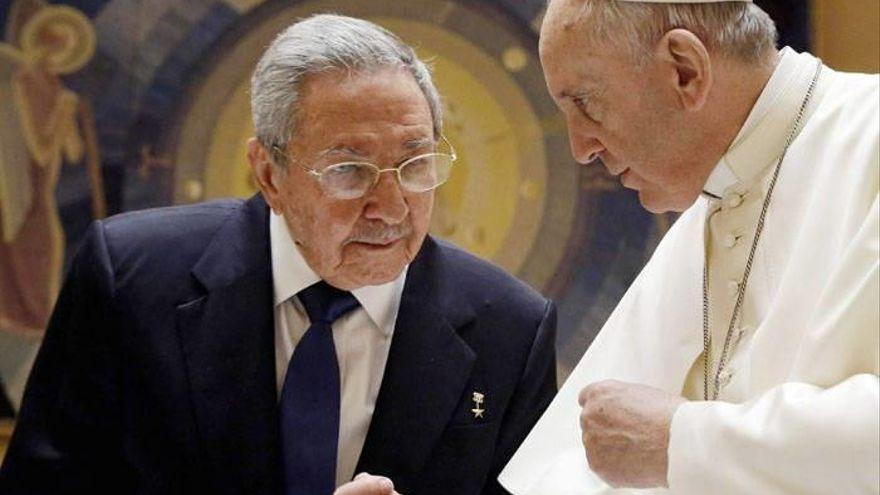 El papa Francisco habla con el presidente cubano, Raúl Castro durante una audiencia privada en el Vaticano, en 2015. (EFE/Archivo) 