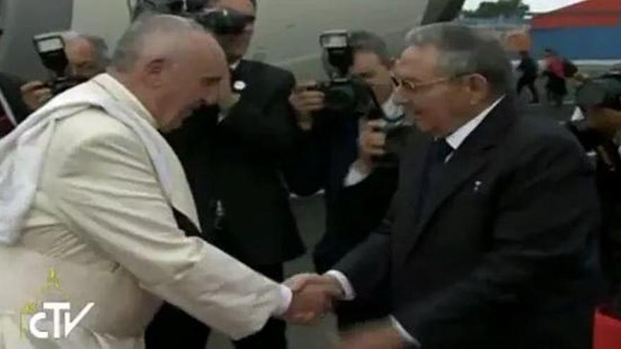 El papa Francisco saluda a Raúl Castro a su llegada a Cuba
