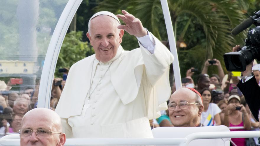 El papa Francisco a su llegada a la Plaza de la Revolución (Foto 14ymedio)
