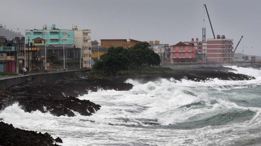 Fuertes penetraciones del mar en el malecón de la ciudad de Baracoa. (EFE)