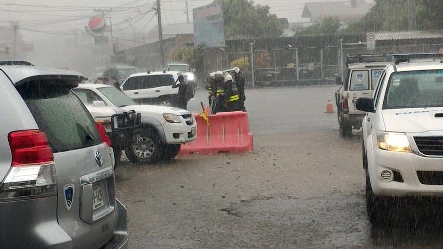 La Fuerza Pública de Costa Rica custodia este sábado bajo la lluvia la frontera con Panamá, en la región de Paso Canoa, donde está varado un gran número de migrantes cubanos. (Facebook)