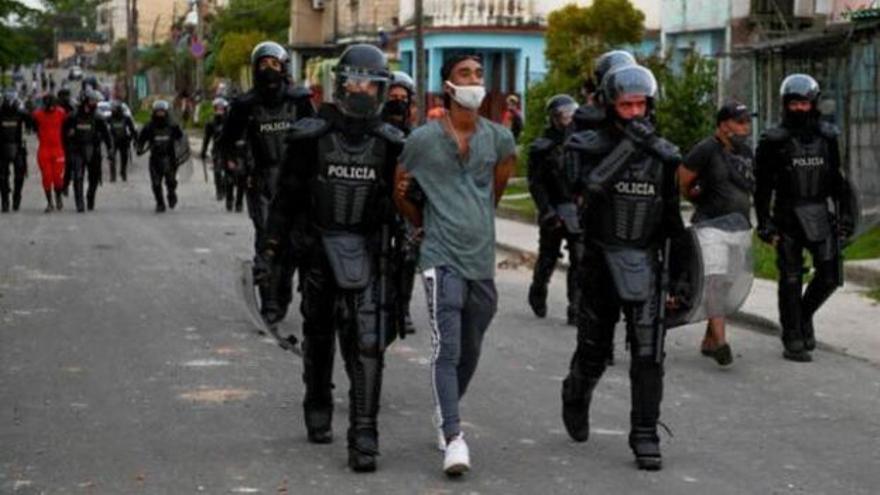 Fuerzas policiales detienen a manifestantes durante las protestas de julio de 2021 en Cuba. (EFE)