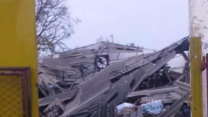 La mayoría de los techos ligeros en el poblado camagüeyano de Esmeralda están en el suelo tras el paso del huracán Irma. (Cortesía)