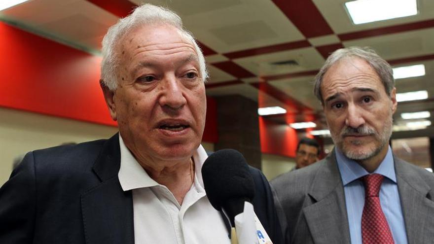 El canciller JosÃ© Manuel GarcÃ­a-Margallo, junto al embajador de EspaÃ±a en La Habana Juan Francisco MontalbÃ¡n Carrasco (EFE)