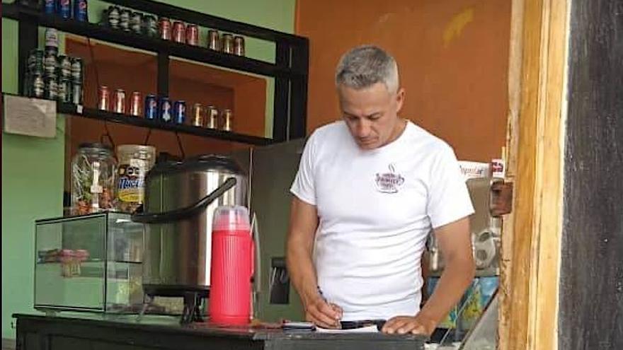 La cafetería Moteros, fundada por González, está a la vera de la calle Independencia de Camajuaní, por donde pasan los vehículos de Santa Clara a la Cayería Norte. (Cortesía)