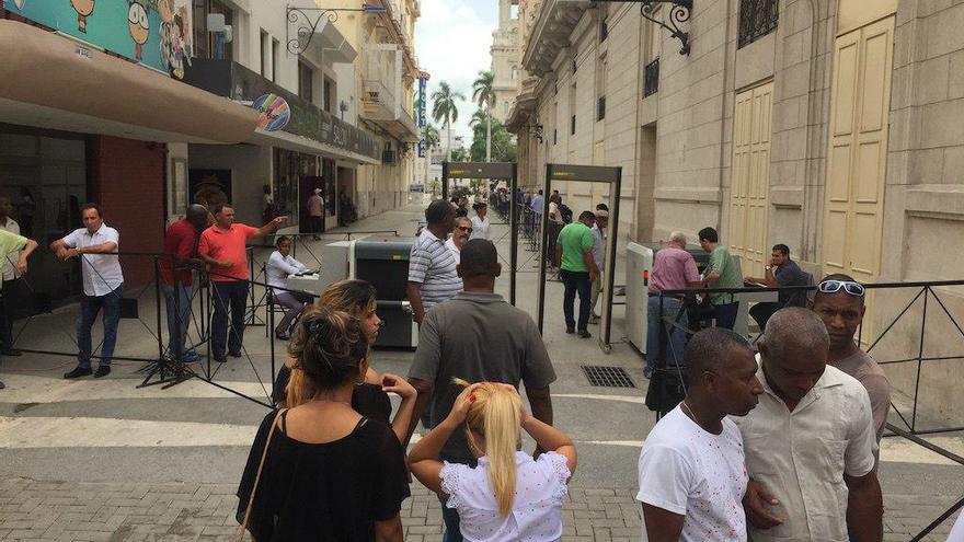 Se ha instalado un escáner de seguridad en la entrada lateral del Gran Teatro de La Habana "Alicia Alonso". (14ymedio)