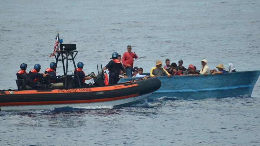 Guardacostas del barco Cutter Kathleen Moore interceptando a un grupo de balseros cubanos al sur de Cayo Hueso el 6 de septiembre de 2015 (DVIDS/ Petty Officer 3rd Class Mark Barney)