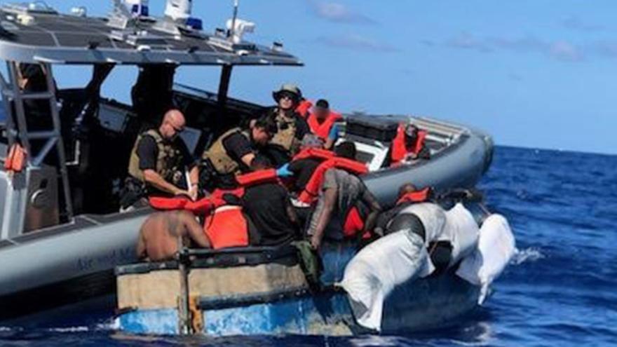El servicio de Guardacostas de EE UU localiza a un grupo de balseros cubanos que buscaban llegar a ese país. (USCGSoutheast)