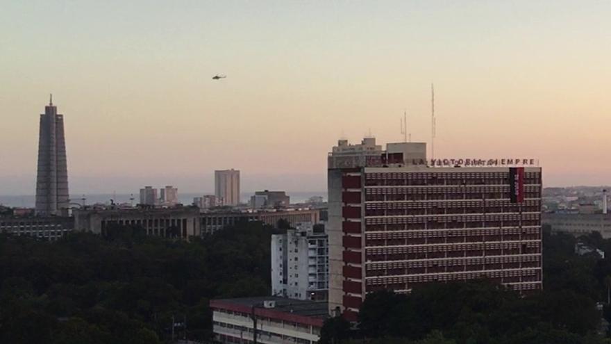 Un helicóptero sobrevuela La Habana cuando comienza el viaje de las cenizas de Fidel Castro hacia Santiago de Cuba. (14ymedio)