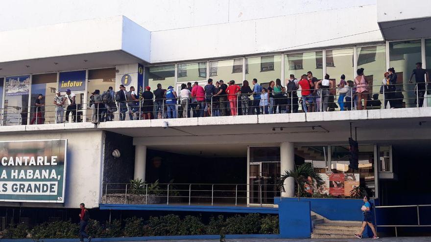 En los bajos del hotel Habana Libre, en El Vedado, decenas de personas se congregan cada día para intentar comprar un boleto hacia Managua. (14ymedio)