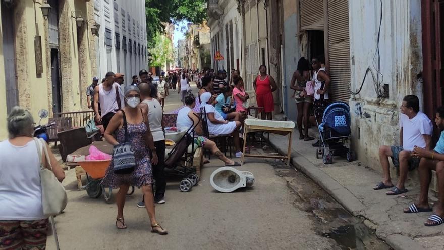 La protesta se desarrolla en la calle Habana entre Teniente Rey y Muralla, en La Habana Vieja. (14ymedio)