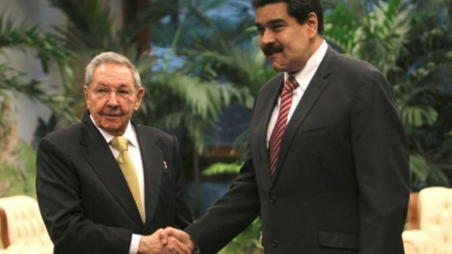 El presidente cubano, Raúl Castro, recibió este viernes en La Habana a su homólogo de Venezuela, Nicolás Maduro (Foto EFE)