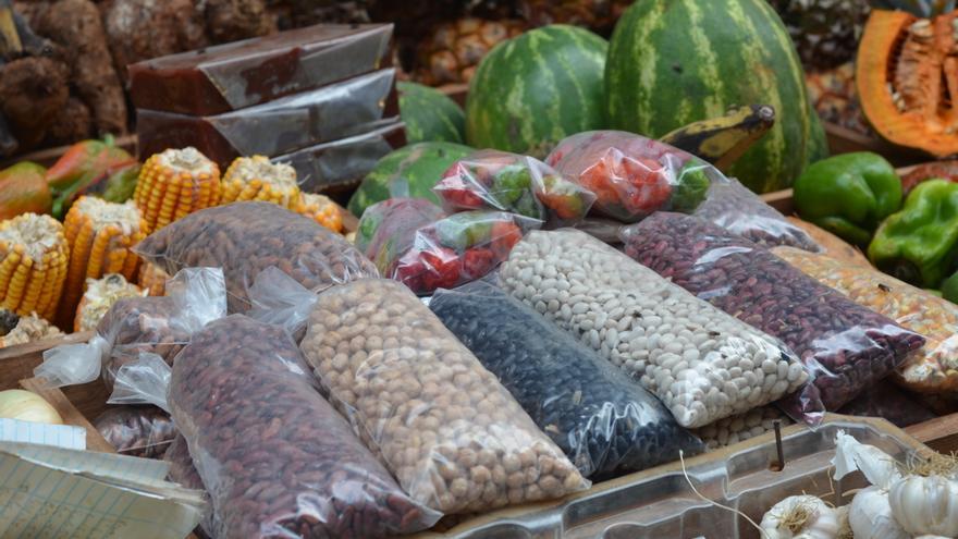 A partir de este 15 de agosto entrarán en vigor en La Habana precios máximos en los mercados agropecuarios manejados por cuentapropistas y privados. (Mreichwage)