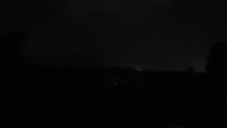 La Habana casi en completa oscuridad, vista desde Nuevo Vedado la noche de este jueves. (14ymedio) 