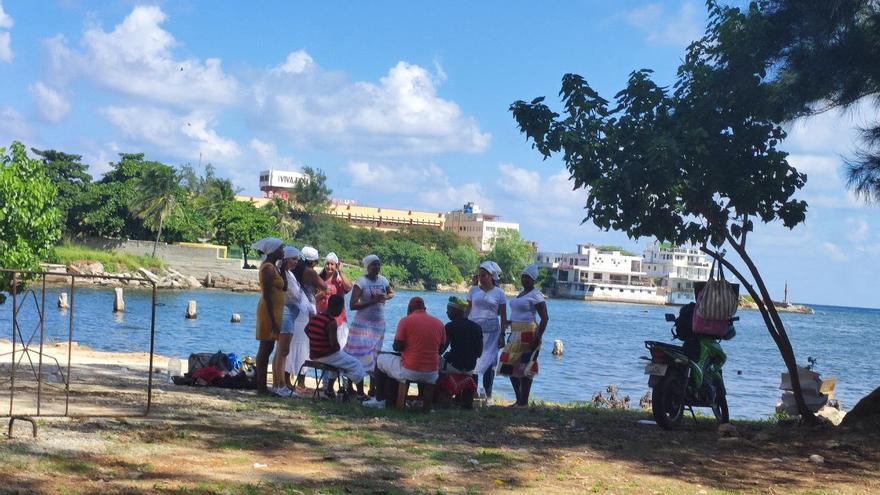 En otros puntos de La Habana, como la desembocadura del río Almendares, un grupo de practicantes de la santería se unió también en una ceremonia para Obattalá. (14ymedio)