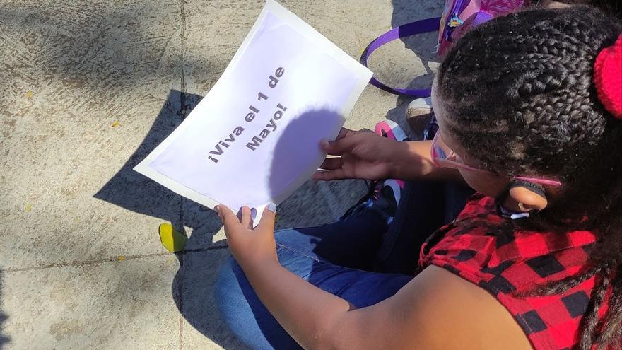Este viernes, en varios parques de La Habana podían verse grupos de escolares con rudimentarios carteles que decían "¡Viva el 1 de Mayo!". (14ymedio)