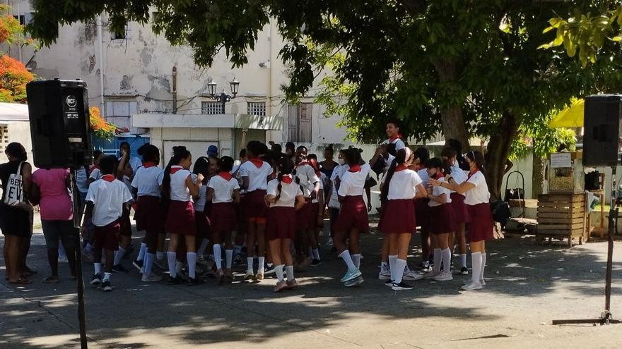 En algunos parques de La Habana, este mismo día, se observaban a escolares cantando consignas revolucionarias. (14ymedio)