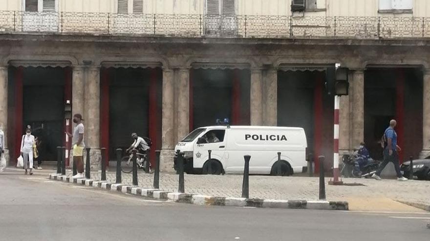 Las calles de La Habana permanecen con un fuerte operativo policial. (14ymedio)