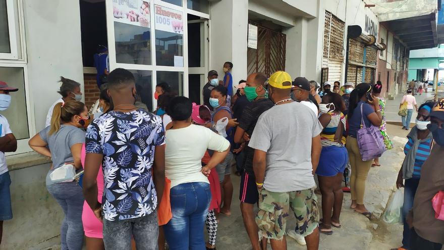 En La Habana, a pesar de la situación sanitaria, las personas siguen obligadas a hacer largas colas para comprar alimentos. (14ymedio)