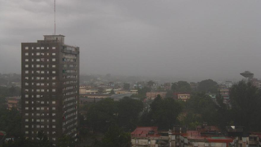 La lluvia caída en La Habana en las últimas horas ha aliviado el calor extremo y la sequía de los últimos días pero ha colapsado la capital. (14ymedio)