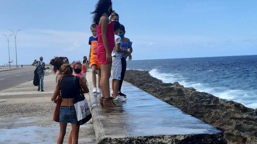 Habaneros en el Malecón, donde las autoridades permiten acceder desde finales de septiembre, tras meses de restricciones por la pandemia de covid. (14ymedio) 