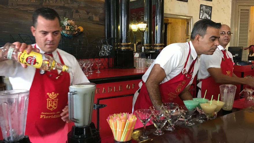 Un empleado prepara un trago con ron Havana Club en el bar y restaurante El Floridita, en La Habana. (14ymedio)