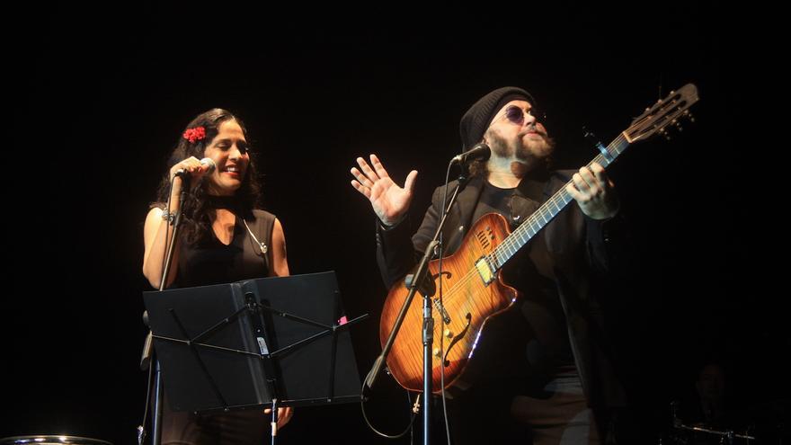 Haydée Milanés junto al trovador Carlos Varela en concierto. (14ymedio)