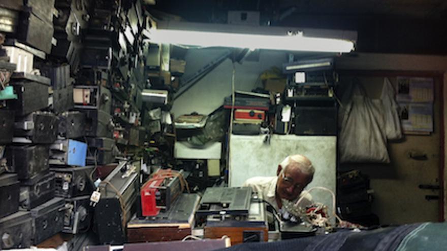 Hombre en un taller de reparación de radios por cuenta propia. (SILVIA CORBELLE)