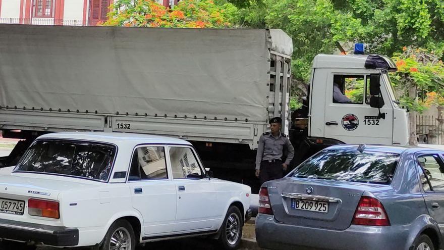 Uno de los camiones en que se mueven los 'boinas negras' está ubicado en Carlos III, entre Soledad y Castillejo, en Centro Habana. (14ymedio)