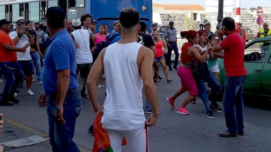 La policía cubana detiene a la activista Iliana Hernández durante la marcha LGBTI independiente el pasado 11 de mayo en La Habana. (14ymedio)