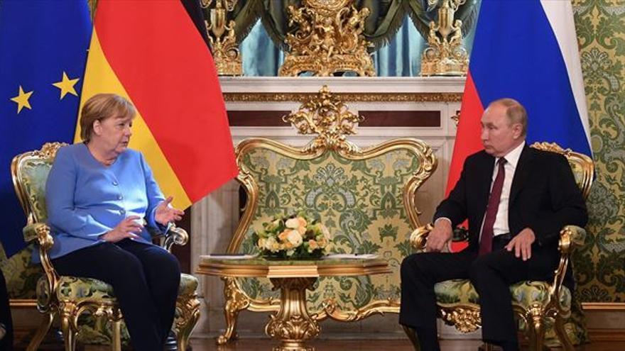 Imagen de archivo de una reunión entre Angela Merkel, entonces canciller de Alemania, y el presidente ruso, Vladímir Putin. (EFE)