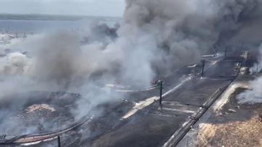 Imagen de los cuatro depósitos derretidos en el incendio en la Base de Supertanqueros de Matanzas. (Radio 26)