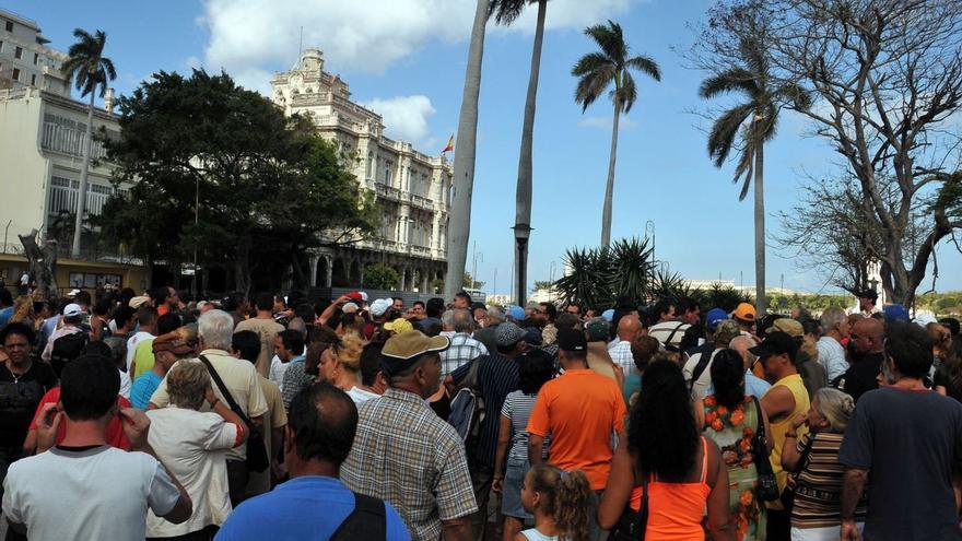 Imagen de archivo de personas esperando a ser atendidas en el Consulado de España en La Habana. (EFE)