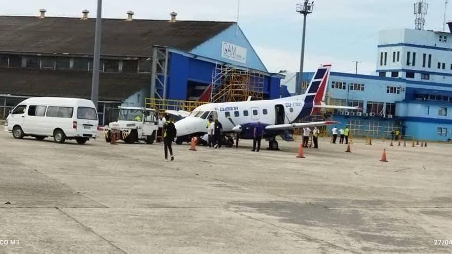 Imagen del incidente de una nave de Cubana de Aviación que este martes perdió el tren de aterrizaje. (Amantes de la aviación cubana/ Facebook)