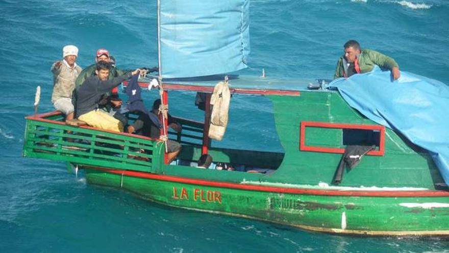 Imagen distribuida por Semar del rescate de los balseros cubanos. (Secretaría de Marina-Armada de México)