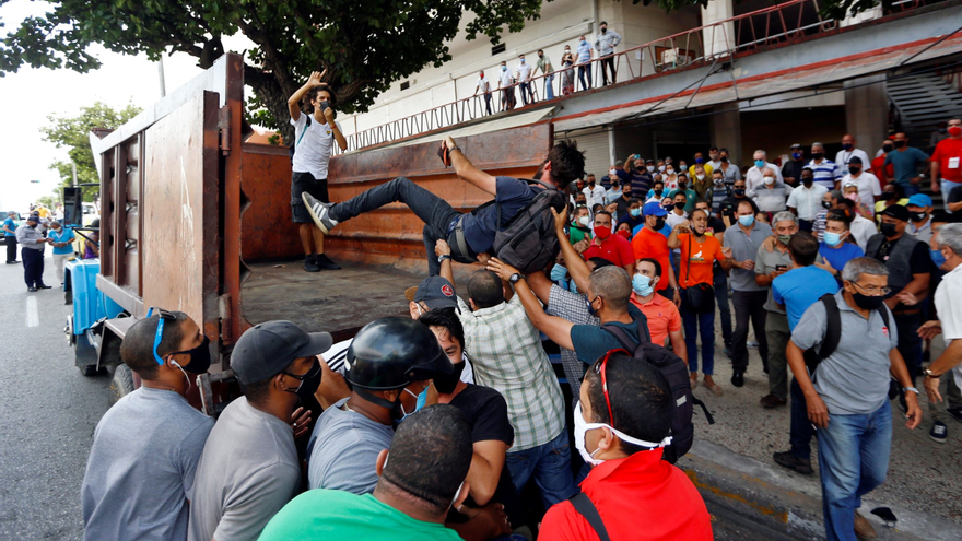 Imagen de los artistas que protestaban el 11J frente al ICRT, en La Habana, siendo detenidos por la policía. (EFE)
