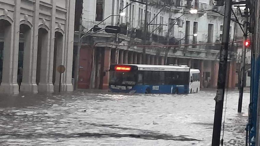 Floods and power outages in Havana due to heavy rains, which will affect other areas of Cuba today