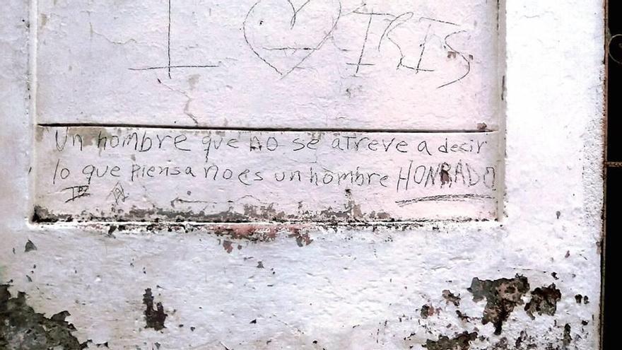 Una cita de José Martí escrita en la pared es el motivo por el cual las autoridades citaron a Inalkis Rodríguez. (CC) 