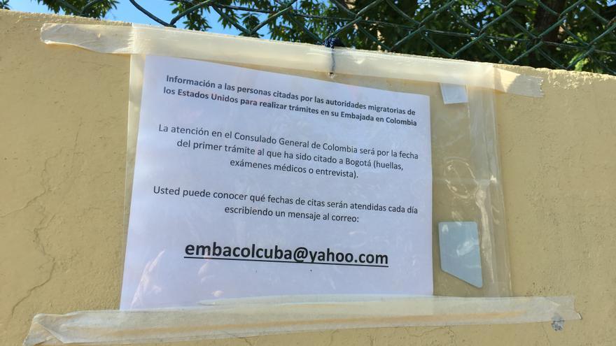 Información en la puerta de la embajada colombiana en La Habana sobre los turnos de admisión. (14ymedio)