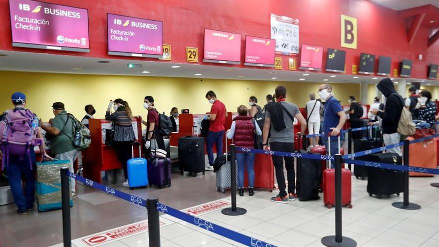 Un grupo de turistas hacen fila en facturación este martes, en el aeropuerto Internacional José Martí de la Habana. (EFE/Ernesto Mastrascusa)