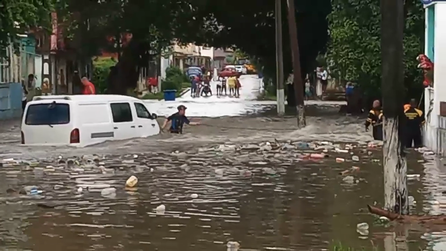 Inundación en Santa Amalia, en el municipio habanero de Arroyo Naranjo, este fin de semana. (Alfonso Cabrera/Facebook)