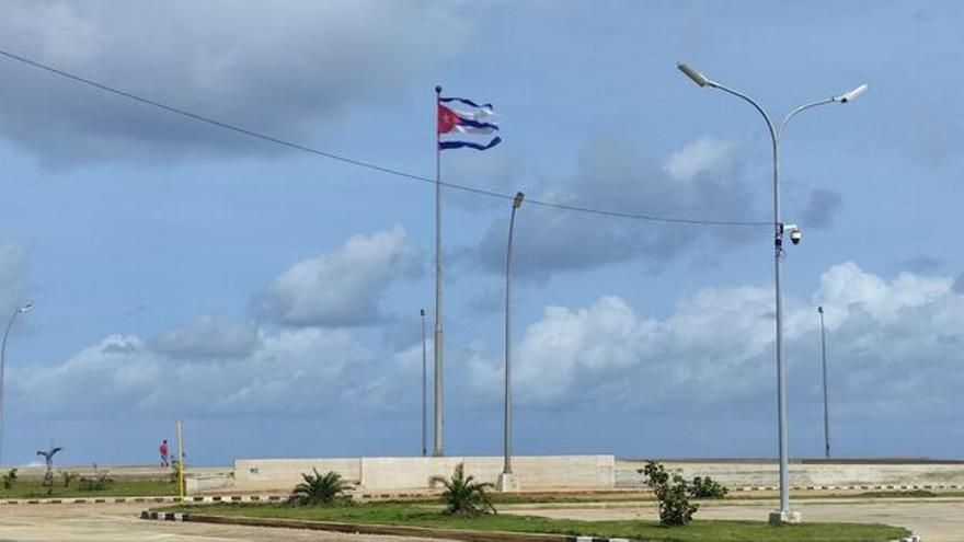 Tras el paso por la Isla del huracán Ian, una bandera cubana destrozada en La Habana se convirtió en uno de los símbolos de la crisis. (14ymedio)