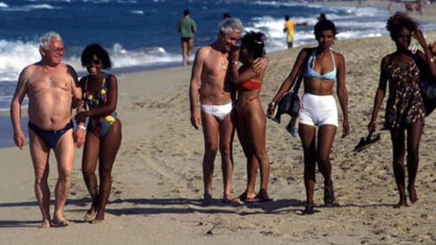 Jineteras acompañan a turistas en una playa cubana. (Observatorio Cubano Derechos Humanos)